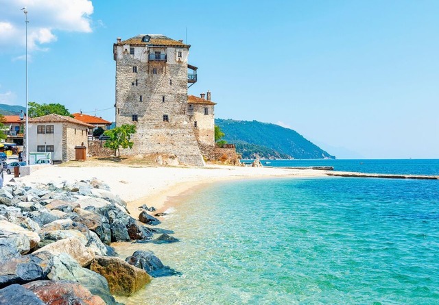 Der byzantinische Turm von Chalkidiki,... ber das kristallklare gische Meer.  | Foto: Mistervlad/Shutterstock.com