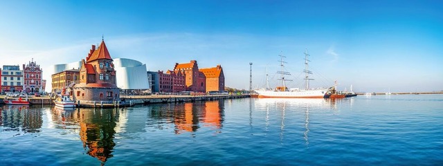 Blick auf den malerischen Hafen von St...mrahmt von historischen Giebelhusern.  | Foto: Sina Ettmer Photography/Shutterstock