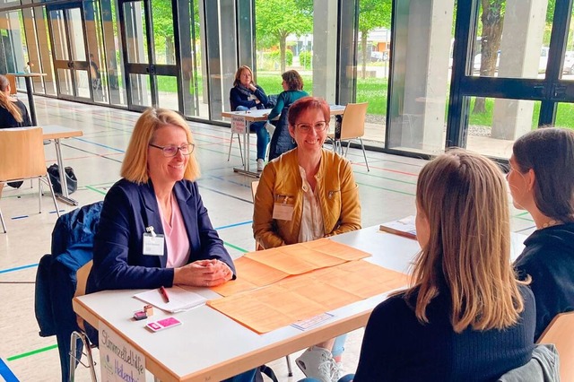 Jugendliche informierten sich in der H...lteserhalle zu den anstehenden Wahlen.  | Foto: Lisa Schmitt