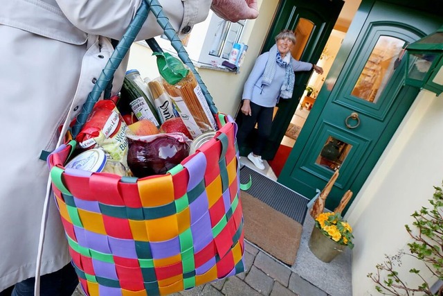 Ehrenamtliche helfen bei dem Projekt i... Beispiel beim Einkaufen. (Symbolfoto)  | Foto: Roland Weihrauch (dpa)