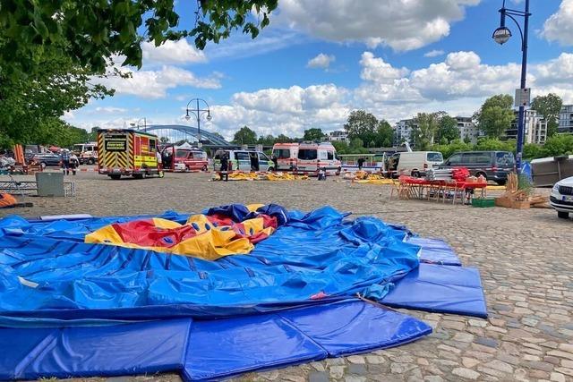Hpfburg in Magdeburg teils in die Elbe geweht – neun Verletzte