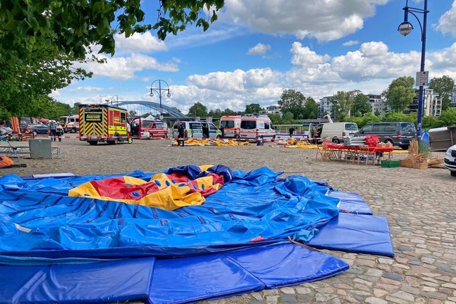 Mehrere Kinder sind am Sonntag in Magd...fburg von einer Windbe erfasst wurde.  | Foto: Christopher Kissmann (dpa)