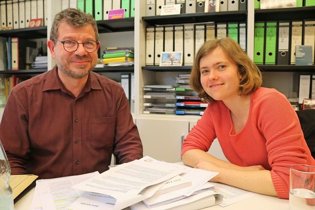 Heinz Krieg und Leonie Anders mit Rech...purensuche nach der Geschichte Mengens  | Foto: Verena Mller-Baltes