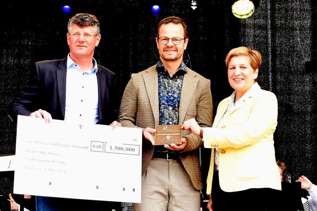 Einen Scheck ber 1,5 Millionen Euro z...zavi bei ihrem Offenburg-Besuch dabei.  | Foto: Barbara Puppe