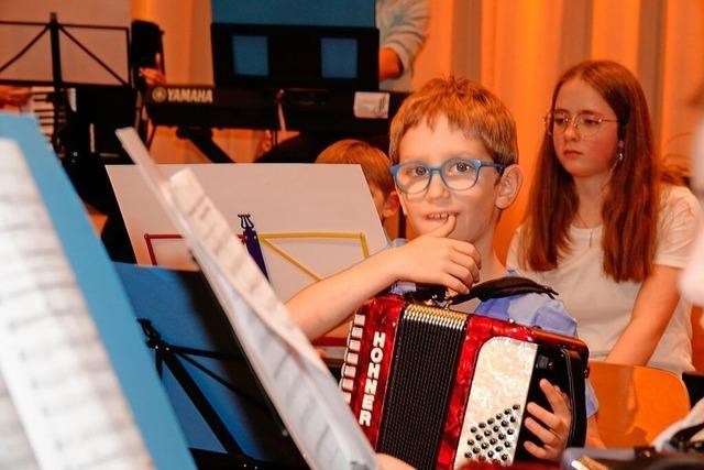 Oskar ist sieben Jahre alt – doch er tritt schon mit einem Orchester auf