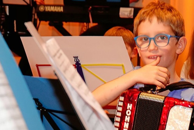 Oskar Gierschner, sieben Jahre, bei seinem ersten Konzert im Akkordeo-Orchester  | Foto: Dieter Erggelet