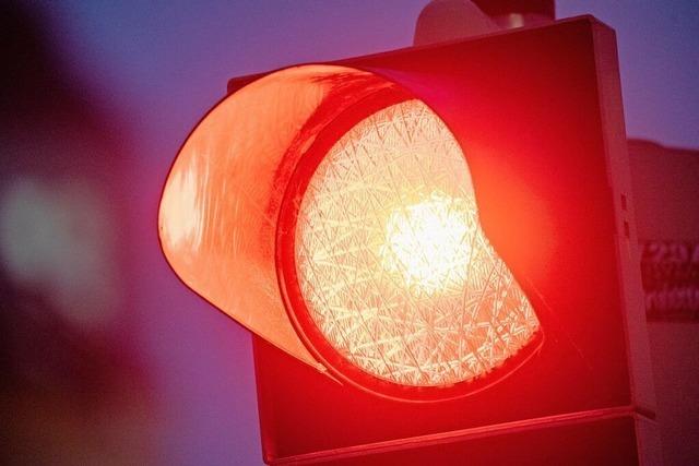 Rote Baustellenampel in Gndenhausen ignoriert – Fahrzeug gestreift
