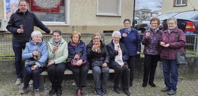 Brgermeister Schneucker mit den Spenderinnen vom Frauen-Kaffee-Treff  | Foto: Gemeinde Binzen