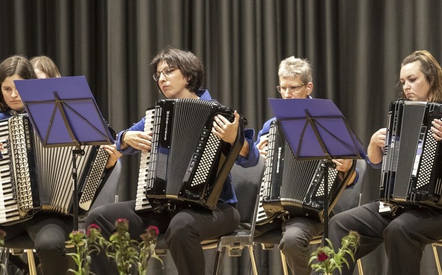 Das Harmonika-Orchester Schopfheim bot...alle ein klangschnes Konzerterlebnis.  | Foto: Paul Eischet