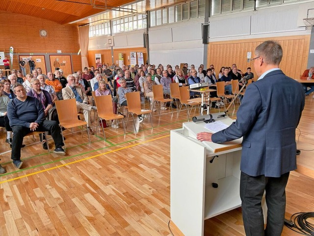 Rund 80 Menschen kamen zu der Versammlung in der Festhalle.  | Foto: Mario Schneberg