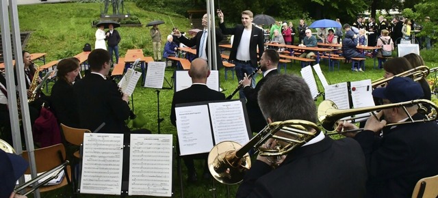 Der Regen war ein eher unwillkommener ...im Doppelkonzert im Rheinpark Salmegg.  | Foto: Heinz und Monika Vollmar