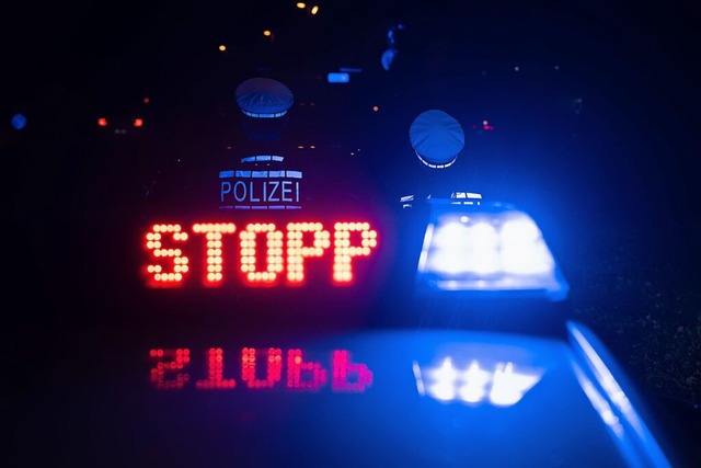 Stoppsignale der Polizei ignorierte der Fahrer (Symbolfoto).  | Foto: Marijan Murat (dpa)