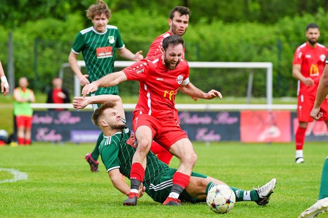 Eine schmerzhafte Erfahrung fr Domini...:2 gegen den FC Hausen (Till Denner).   | Foto: Gerd Gruendl