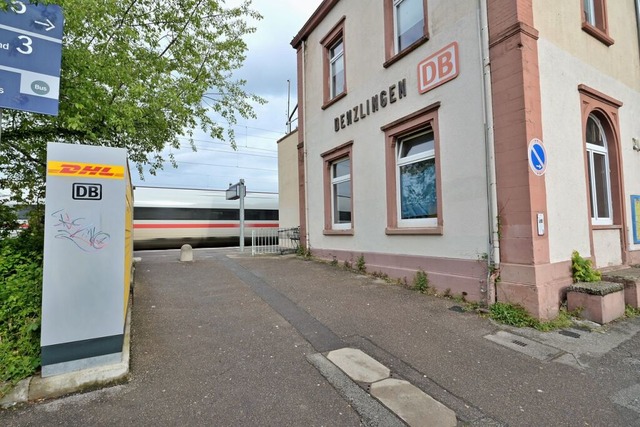 An der Wand des Denzlinger Bahnhofgeb...n aber Stromleitungen verlegt werden.   | Foto: Markus Zimmermann