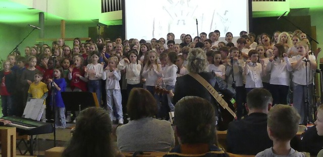 Rund 120 Kinder aus ganz Neuried waren...zert in der Friedenskirche beteiligt.   | Foto: Daniela Nubaum-Jacob