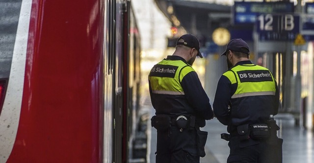 Die Bahn will zur EM 20 Prozent mehr Sicherheitskrfte einsetzen.  | Foto: Andreas Arnold (dpa)
