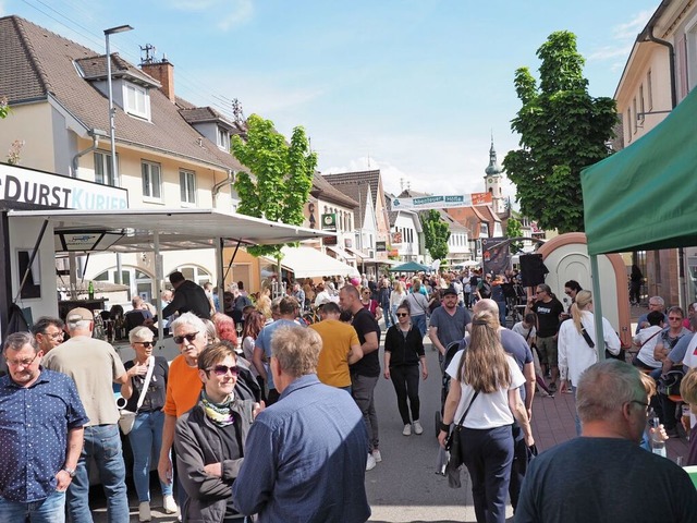 Groer Andrang herrschte bei sonnigem ...ikermarkt und verkaufsoffenen Sonntag.  | Foto: Michael Haberer