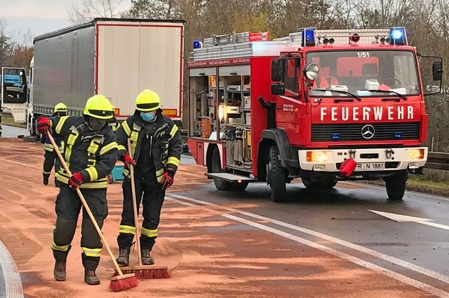 Die Neuenburger Feuerwehr bei einem Ei...echts der Rstwagen, der ersetzt wird.  | Foto: Feuerwehr Neuenburg