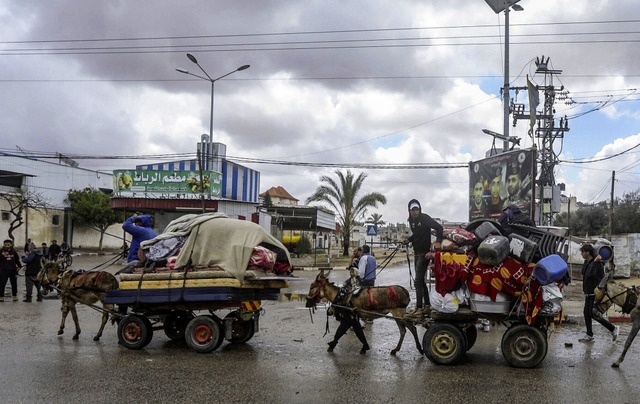 Palstinenser fliehen aus  einem Teil der Stadt Rafah im sdlichen Gazastreifen.  | Foto: Ismael Abu Dayyah (dpa)