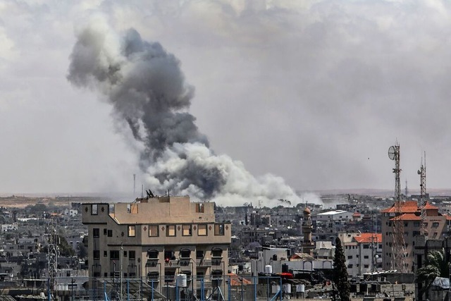 In Rafah steigt nach einem israelische...angriff eine gewaltige Rauchwolke auf.  | Foto: Abed Rahim Khatib (dpa)
