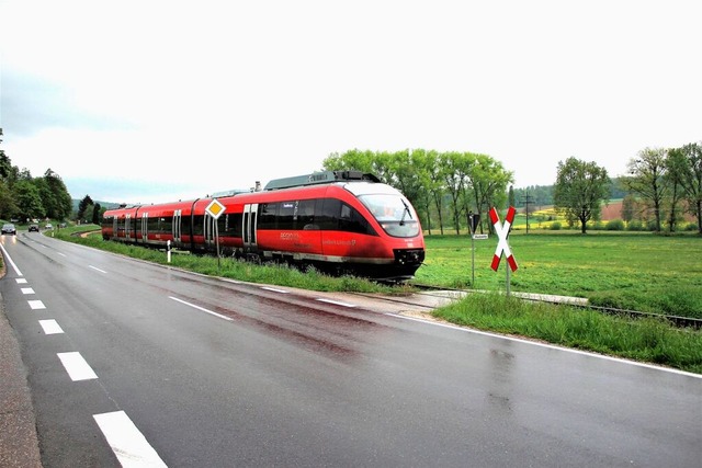 Als 2019 ein moderner Triebzug im Kand...cherten Bahnbergngen langsam fahren.  | Foto: Rolf Reimann
