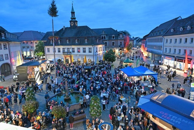 Gut besucht: Bei der Einkaufsnacht 2023 spielte auch das Wetter mit.  | Foto: Markus Zimmermann