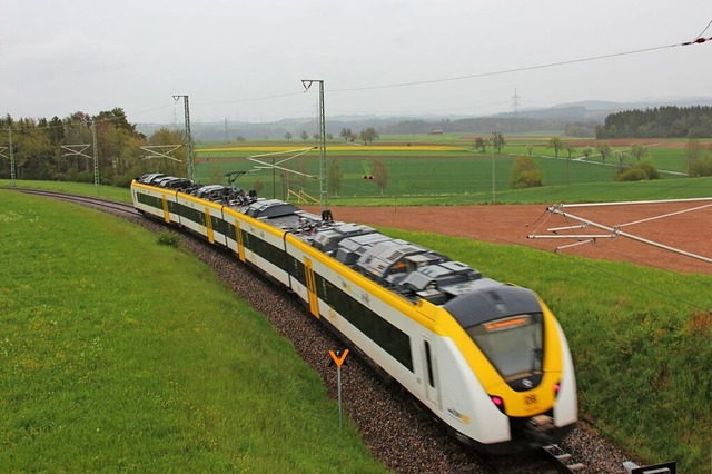 Rechts und links der Bahnlinie soll de...teilte Bachheimer Solarpark entstehen.  | Foto: Christa Maier