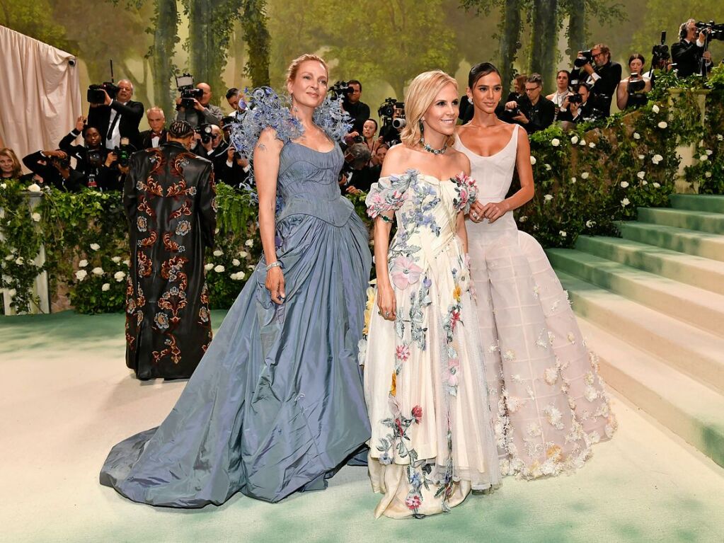 Uma Thurman (l-r), Tory Burch und Bruna Marquezine (von links)