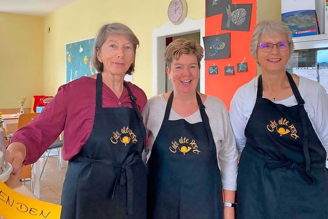Die drei Frauen  vom Caf freuen sich ... Weisser und Petra Herzog (von links).  | Foto: privat