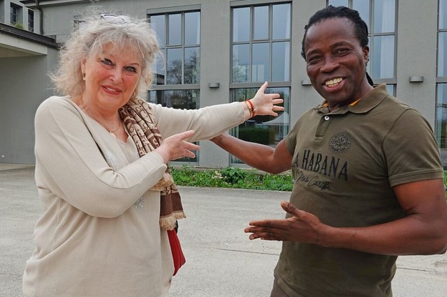 Angela Bryner und Pascal Kpedzroku hof...d Besucher beim Festival der Kulturen.  | Foto: Valentin Zumsteg