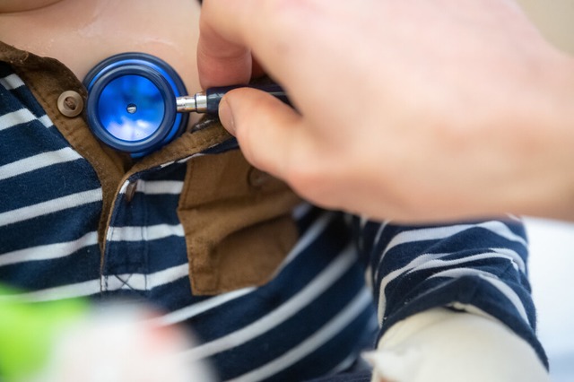 U-Untersuchungen beim Kinderarzt sind Pflicht.<Bildquelle></Bildquelle>  | Foto: Sebastian Gollnow (dpa)