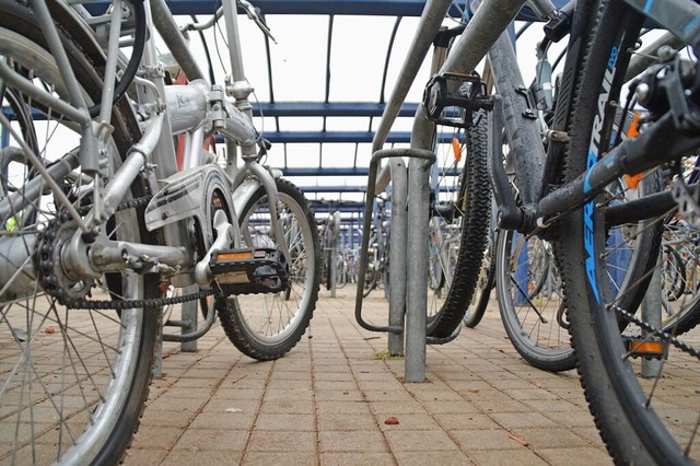 Am Denzlinger Bahnhof stehen viele Fah...hten drei Mnner Fahrrder zu stehlen.  | Foto: Sebastian Heilemann