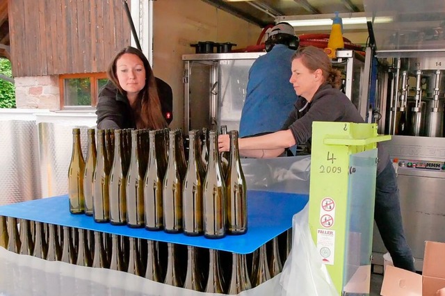Rekordverdchtig: Die  Helferinnen und...e waren zirka 30.000 Flaschen gefllt.  | Foto: Heinz und Monika Vollmar
