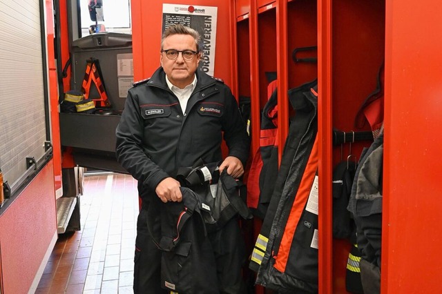 Kommandant Martin Engler zeigt, wie we...haus der Feuerwehr in Schallstadt ist.  | Foto: Reinhold John
