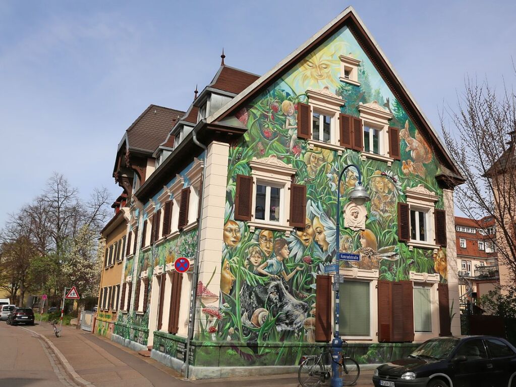 Das als 'Graffiti-Haus' bekannt gewordenen Eckhaus in der Kirchstrae, das von Tom Brane bemalt wurde