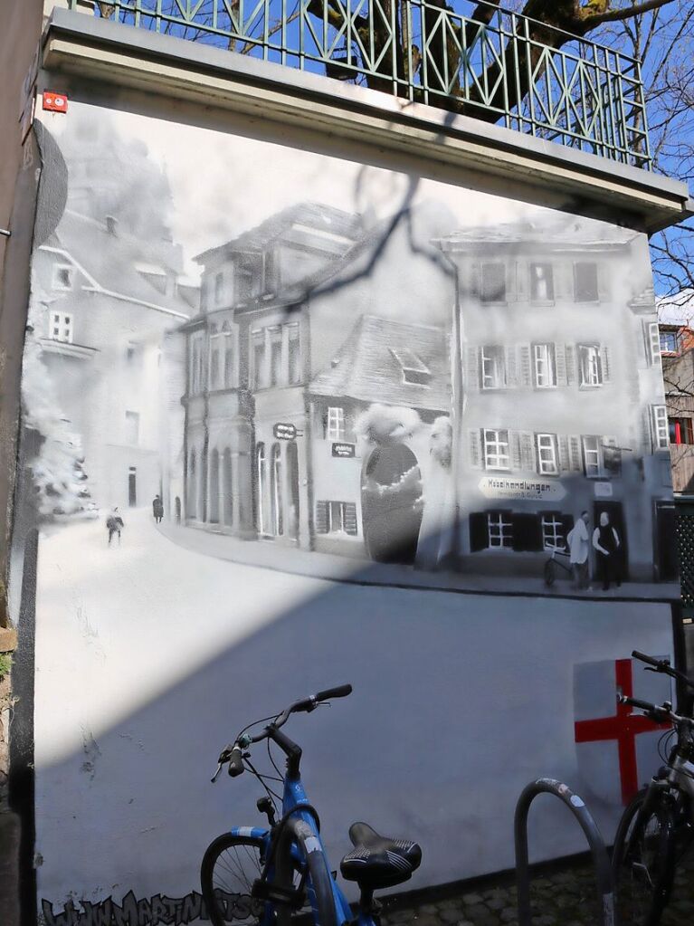 Martin Nitsche zeigt hier eine historische Stadtszene an der Wand des Feierling-Biergartens