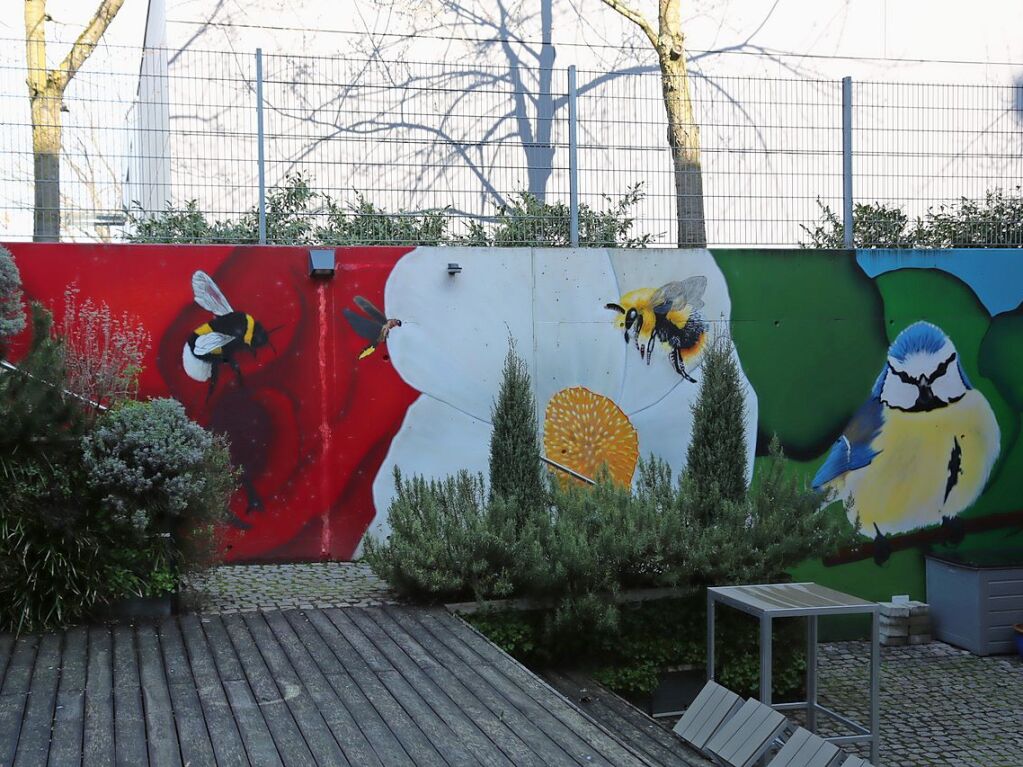 Diese Wand hat Inzoolo mit Auszubildenden der Abfallwirtschaft Freiburg fr die Auendwand der Kantine der ASF gestaltet