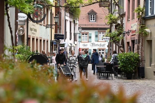 Strae ohne Leerstand: Konviktstrae in Freiburg feiert mit Blumen und Beats