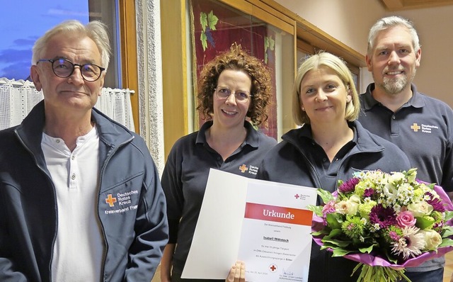 Peter Graf vom DRK-Kreisverband und di...Isabell Wittstock (Zweite von rechts).  | Foto: Christine Weirich