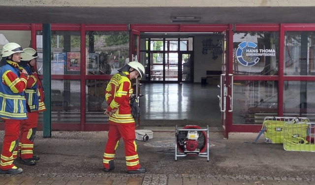 Mit einem Entlftungsgert versuchte d...aus der Hans-Thoma-Schule zu bekommen.  | Foto: Michael Krug