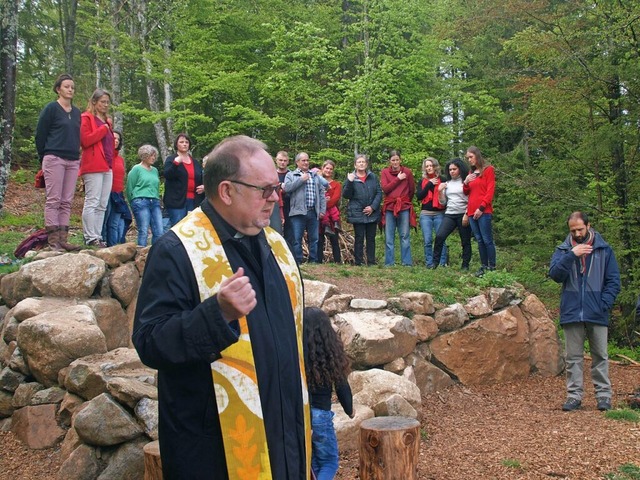 Pfarrer Jan gab dem neuen Dachsweg den kirchlichen Segen.  | Foto: Karin Stckl-Steinebrunner