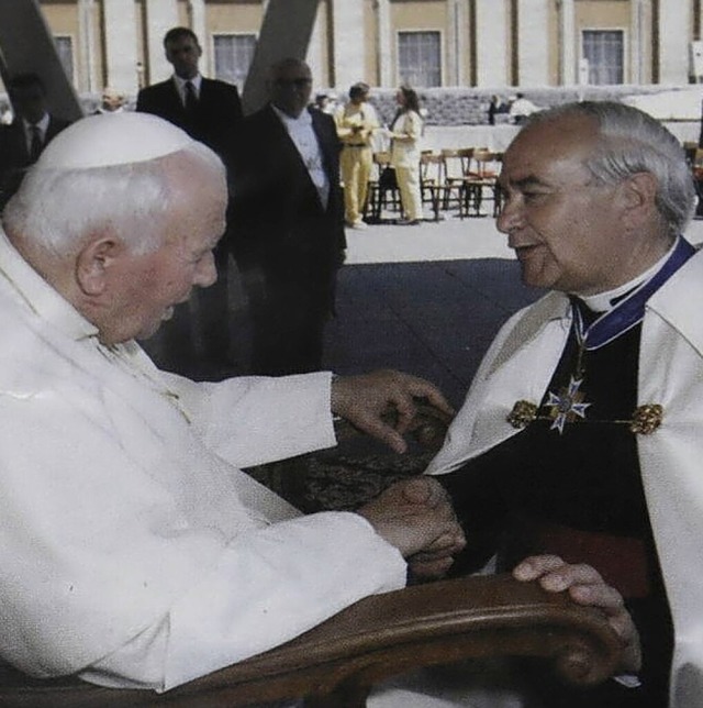 Edmund Dillinger (rechts) mit Papst Johannes Paul II. im Jahr 2000  | Foto: IMAGO/BeckerBredel