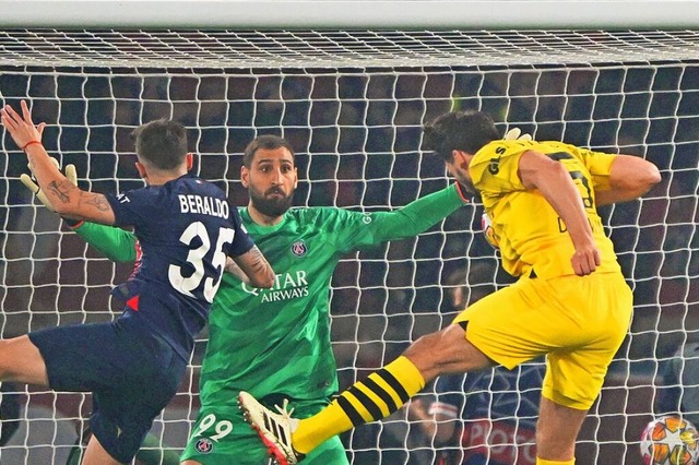 Mats Hummels (in Gelb) erzielt in dieser Szene per Kopfball das 1:0 fr den BVB.  | Foto: Robert Michael (dpa)