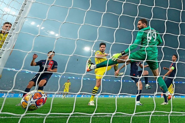 Mats Hummels (M) erzielt das Tor zum 0:1  | Foto: Franck Fife (dpa)