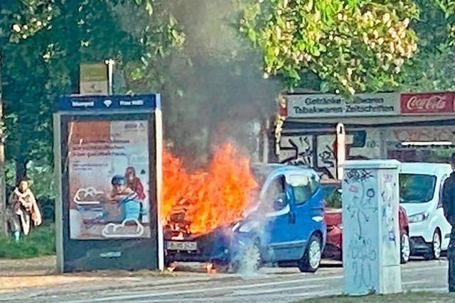 Autofahrerin in Freiburg bemerkt Defekt rechtzeitig – ihr Minivan steht wenig spter in Flammen