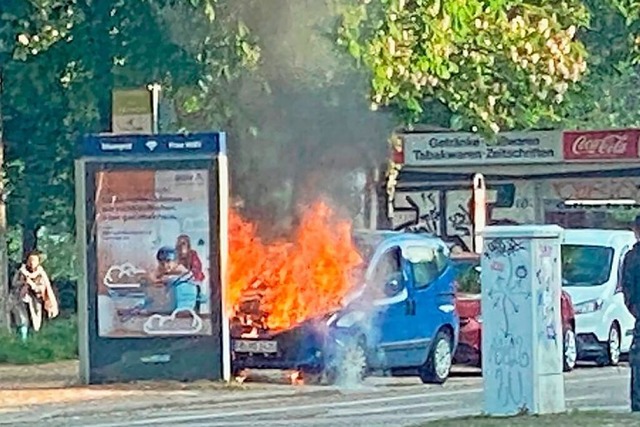 Der brennende Fiat bei der Johanneskir...orgte fr einen Einsatz der Feuerwehr.  | Foto: Daniel Poppen-Charhouli