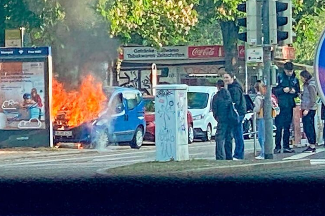Autofahrerin in Freiburg bemerkt Defekt rechtzeitig - ihr Minivan steht wenig spter in Flammen