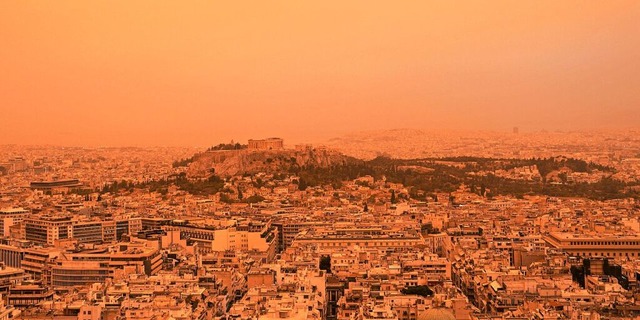 Der Wstenstaub hllt den antiken Akro... die griechische Hauptstadt Athen ein.  | Foto: Petros Giannakouris (dpa)