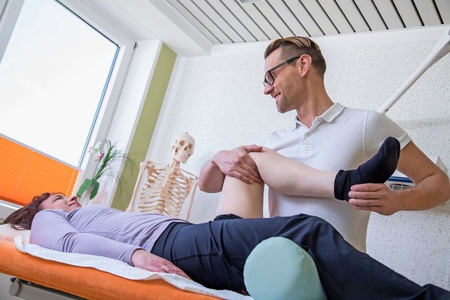 Ein stabiles Muskelkorsett frs Gelenk...lt Physiotherapie eine wichtige Rolle.  | Foto: Christin Klose (dpa)