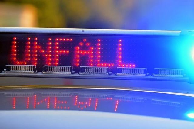 Radfahrerin fhrt in Neuenburg auf ein Auto auf und verletzt sich